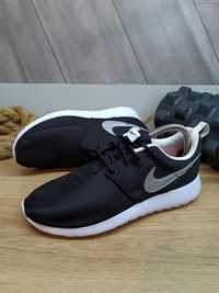 Czarne damskie buty sportowe sneakersy Nike Roshe Run 38