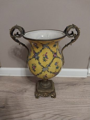 Фарфоровая ваза на бронзовой подставке