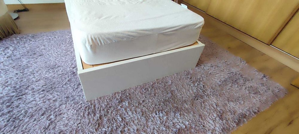 Cama solteiro lacada em branco com colchão
