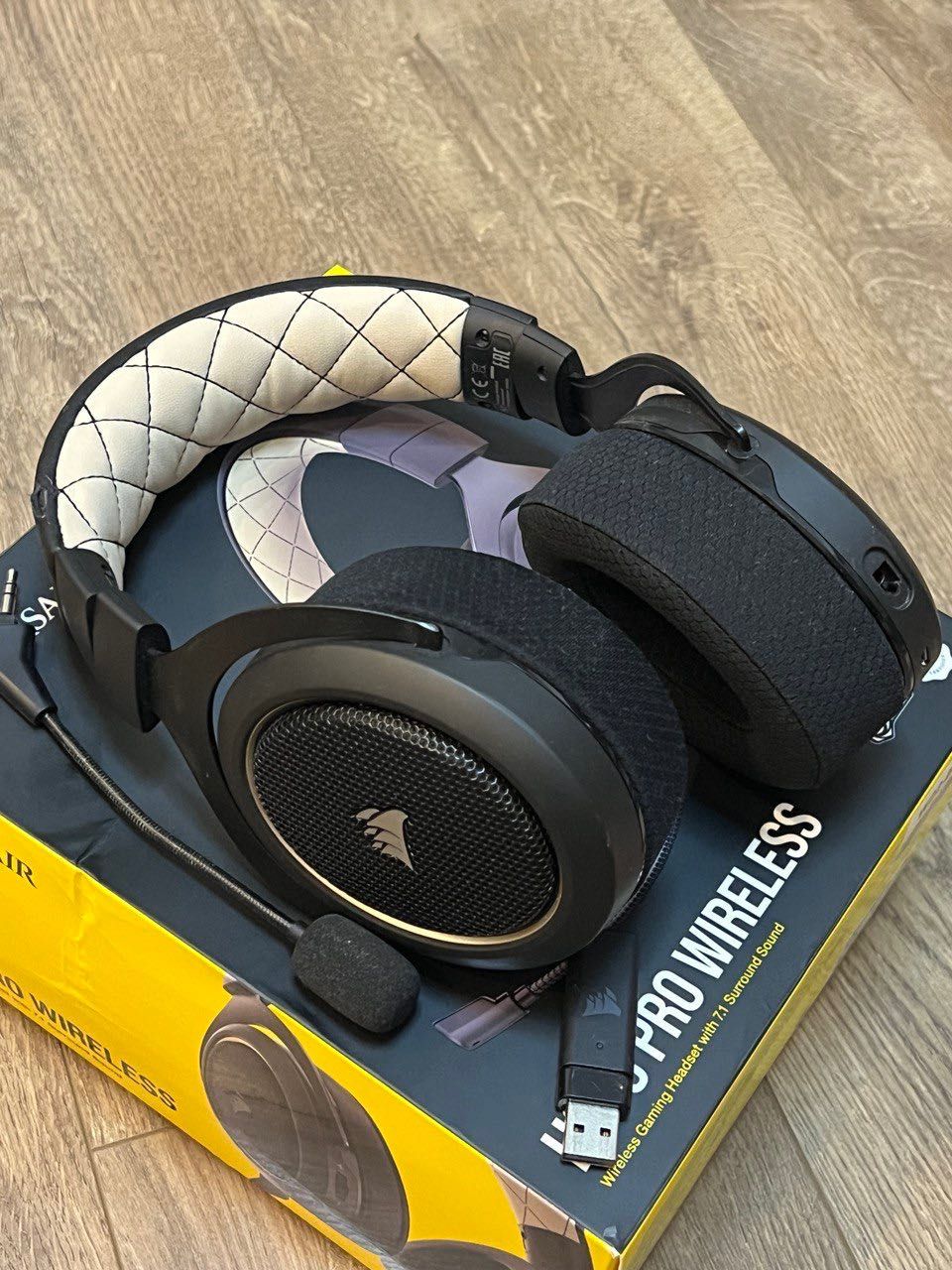 Безпровідні навушники Corsair HS70 Pro Wireless