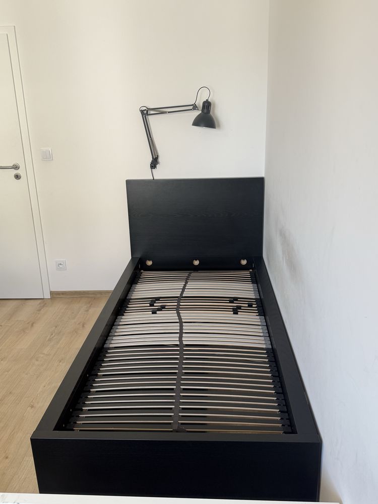 Łóżko Ikea Malm Rama 120x200 z dwoma pojemnikami i materacem.