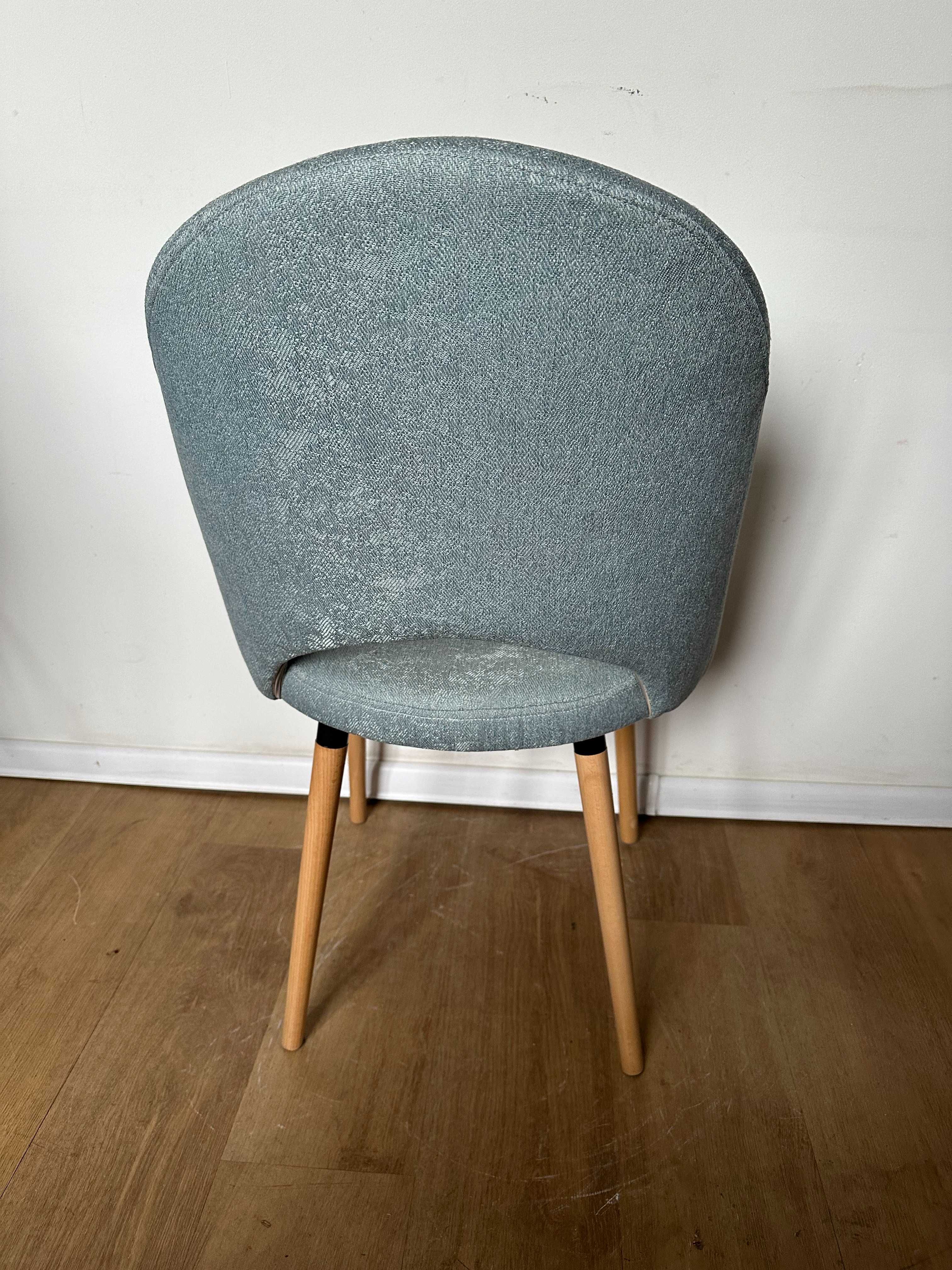 Krzesło Goda tapicerowanw nogi drewniane
