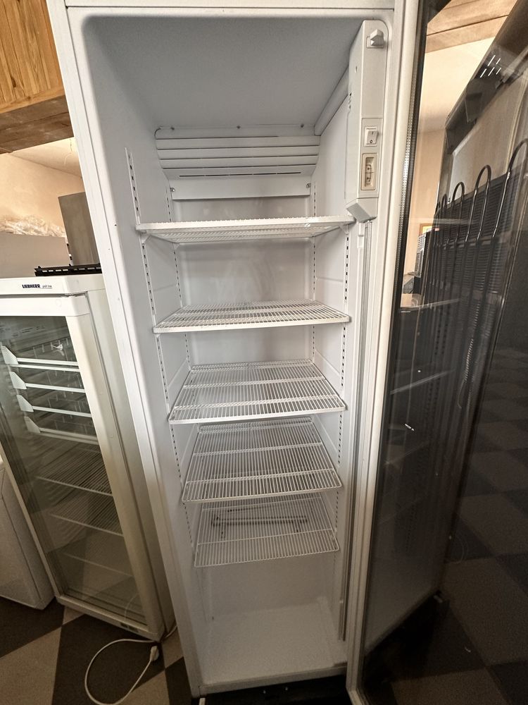 Холодильна вітрина Whirpool 2 м