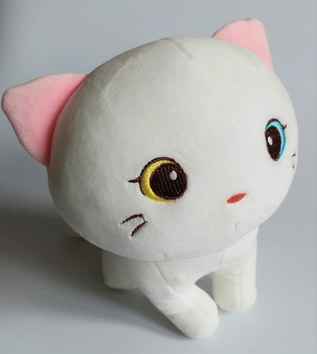 Biały pluszowy kotek ok 20cm