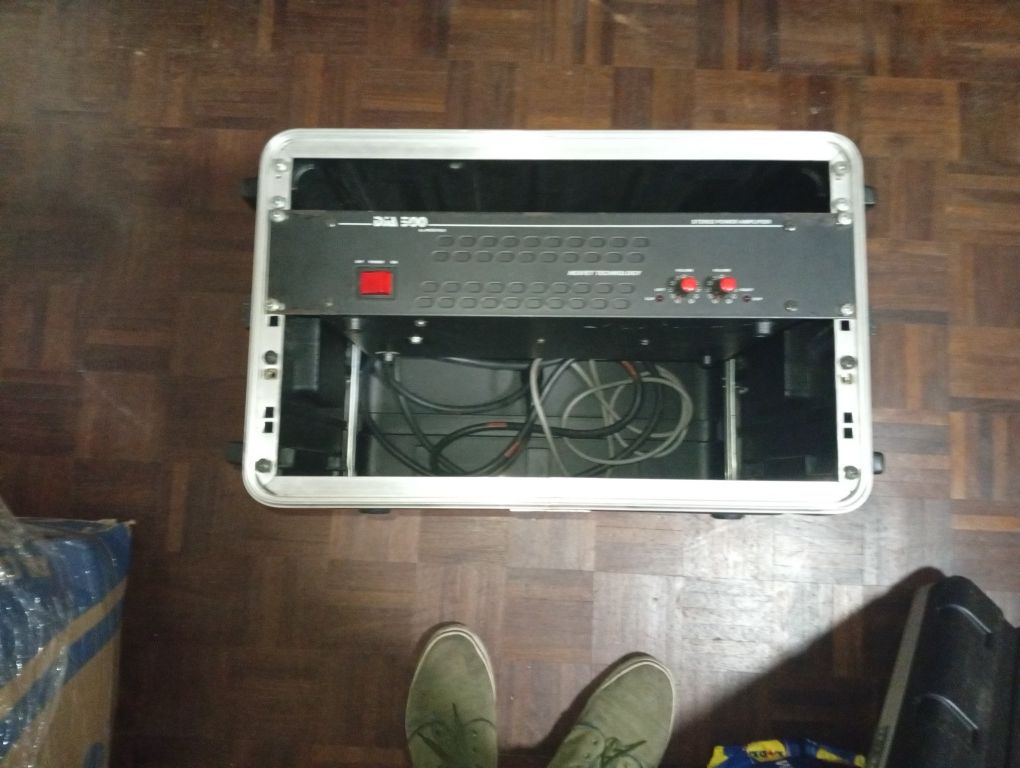 Flight case da Unicase + amplificador Acústica
