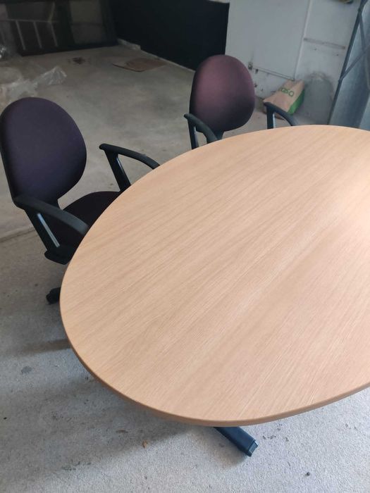 Mesa e cadeiras de escritório