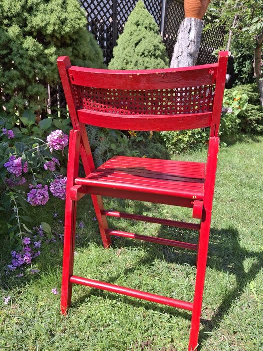 drewniane krzeslo skladane ze wstawką z rattanu