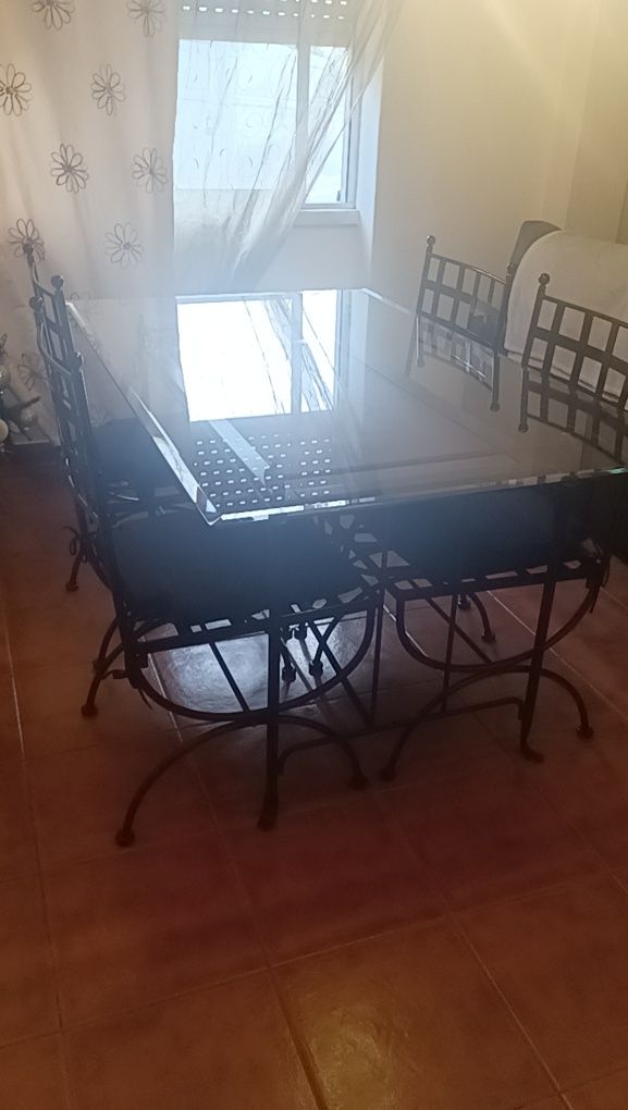 Conjunto Mesa e Cadeiras completo