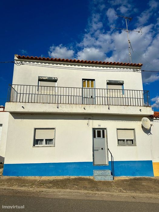 Espetacular Moradia T5 com Jardim e Varanda em Vila Verde de Ficalho,