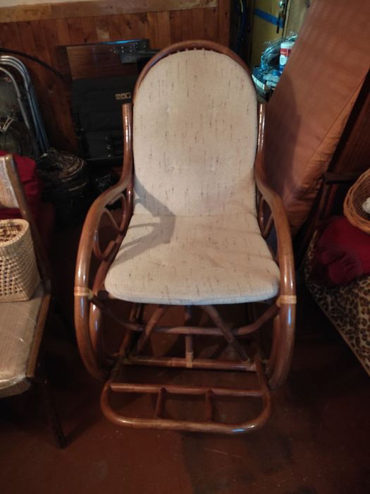 Крісло-гойдалка з лози