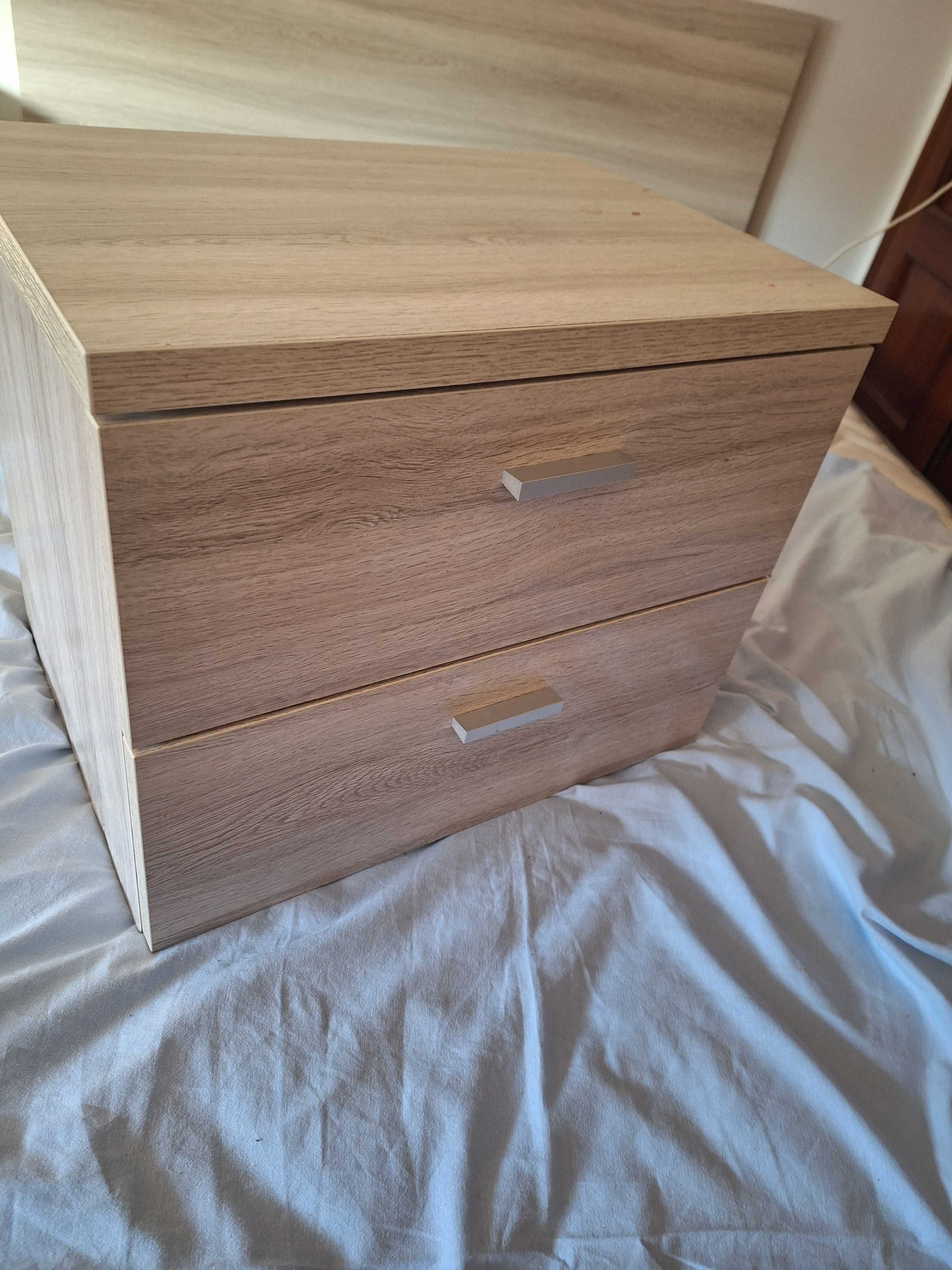 Cama com duas mesas cabeceira