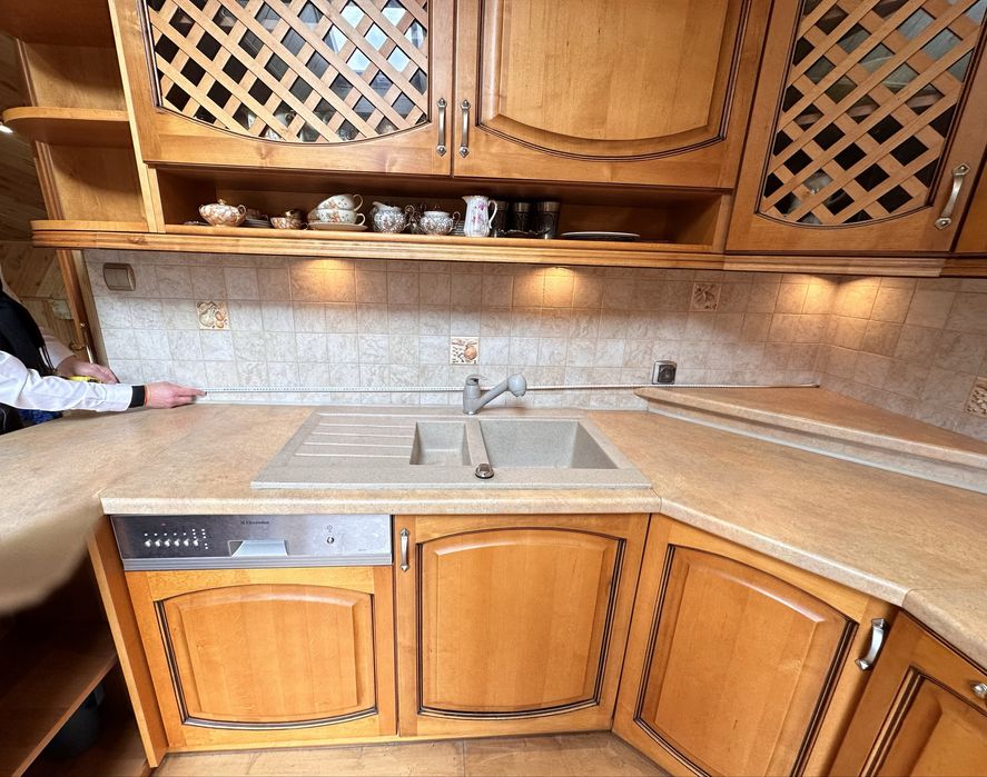 Kuchnia rustykalna z drewnianymi frontami