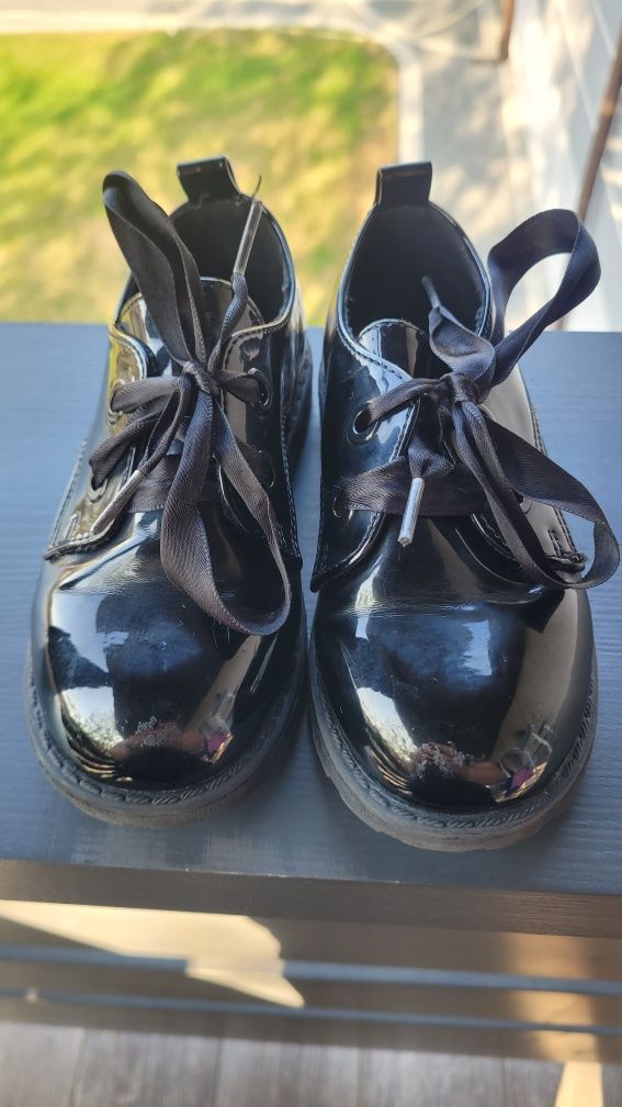 Buty lakierowane Reserved 26 wiązane