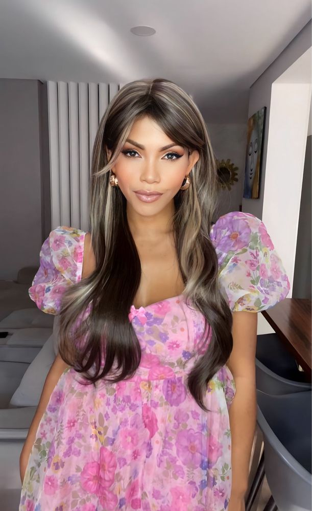 Peruca castanha de franja com mechas