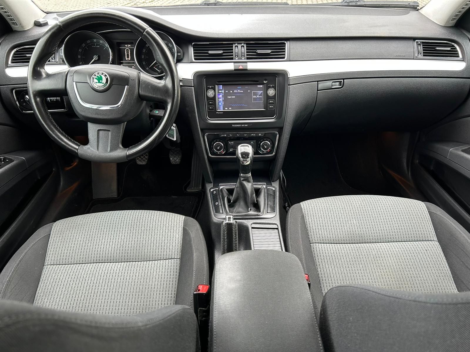 Skoda Superb 1,6 TDI  Navigacja Xenon alu 18