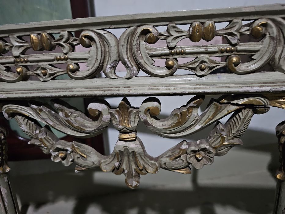 Consola antiga em madeira com pernas trabalhadas sem tampo