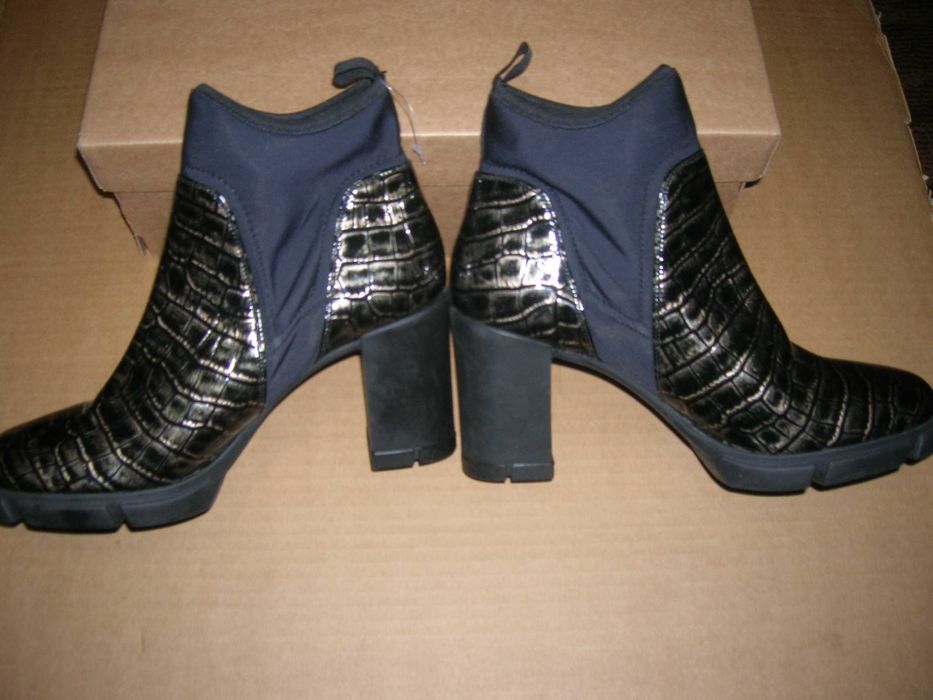 Жіночі шкіряні ботильйони LORBAC з крокодиловим візерунком. Розмір 41
