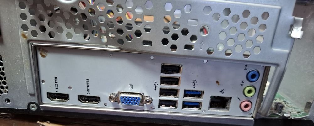 Komputer acer i3 8100 4rdzenie 4gb ddr4 Płyta główna wifi Windows 11!!