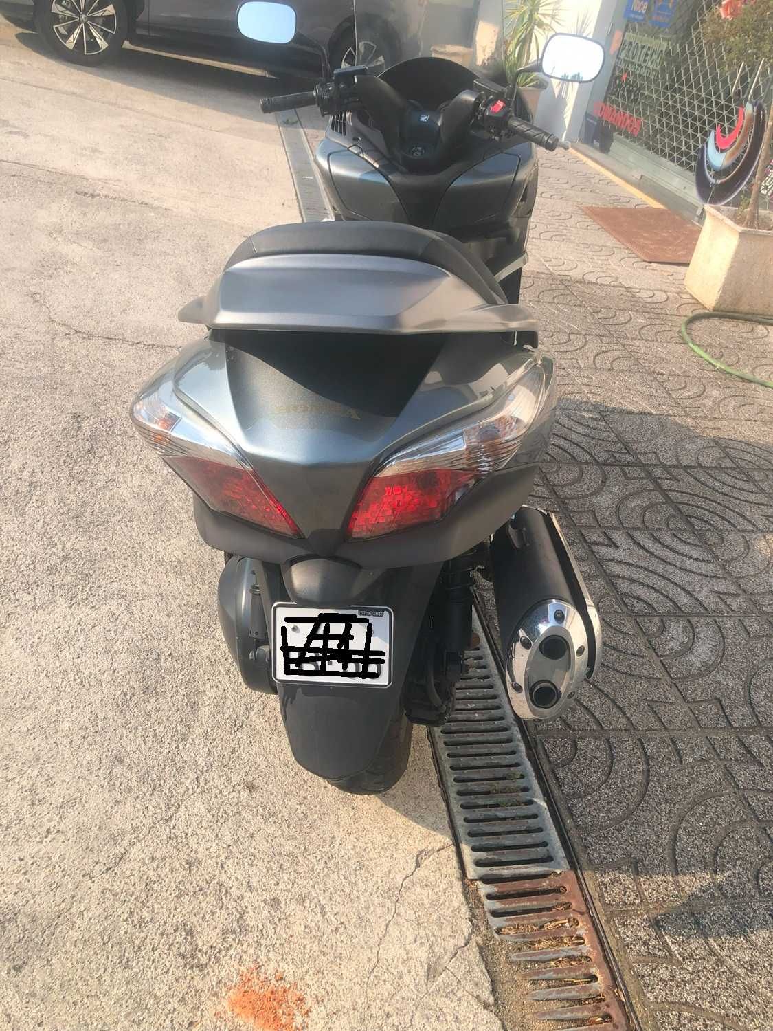 Honda  maxi-scooter SW-400  40cv e ABS