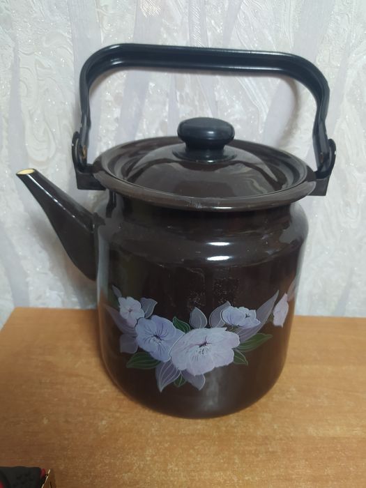 Эмалированный чайник.