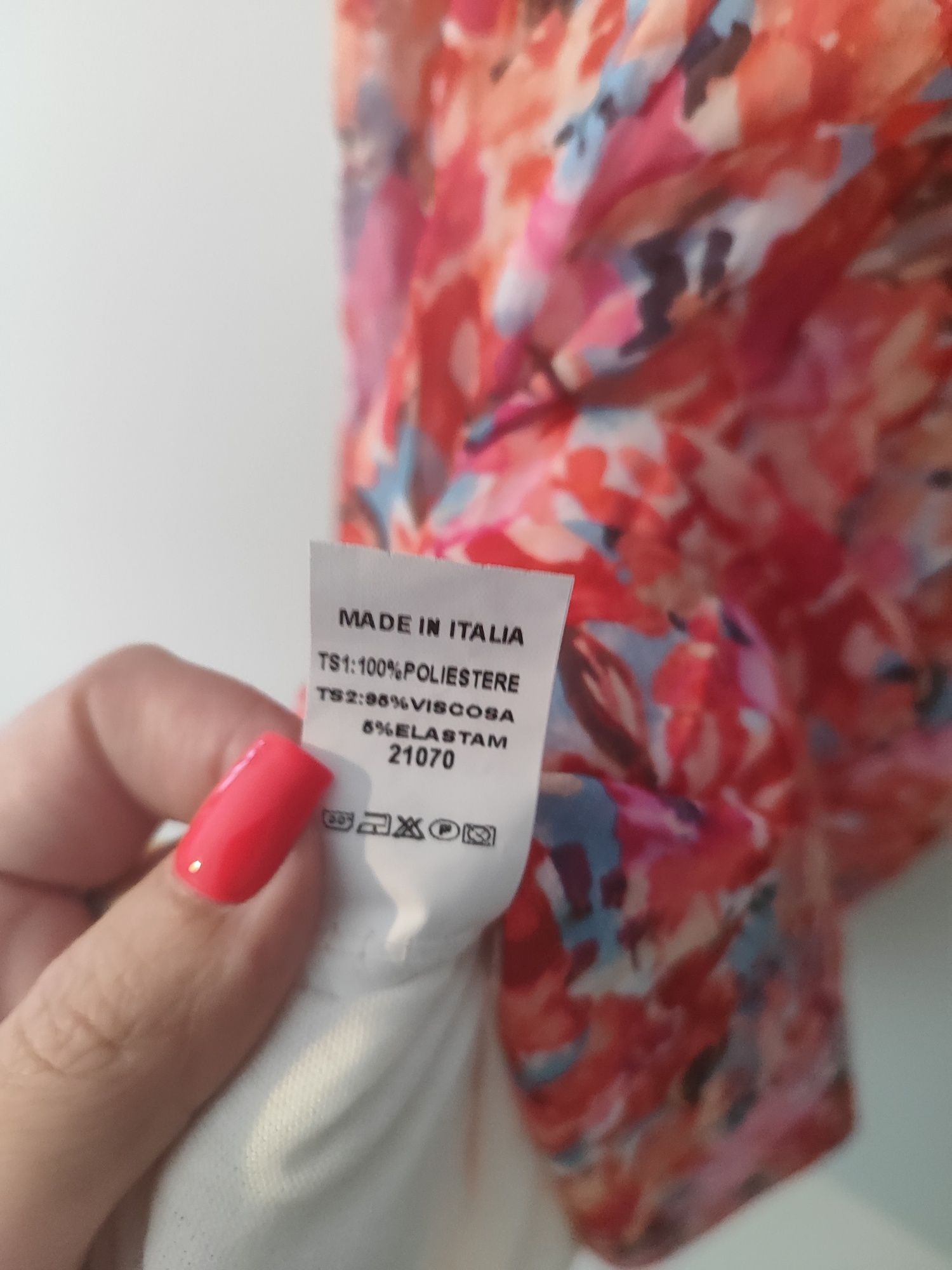 Sukienka plisowana w pomarańczowe kwiaty
