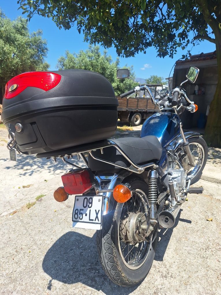 Honda CM 125 muito bem estimada