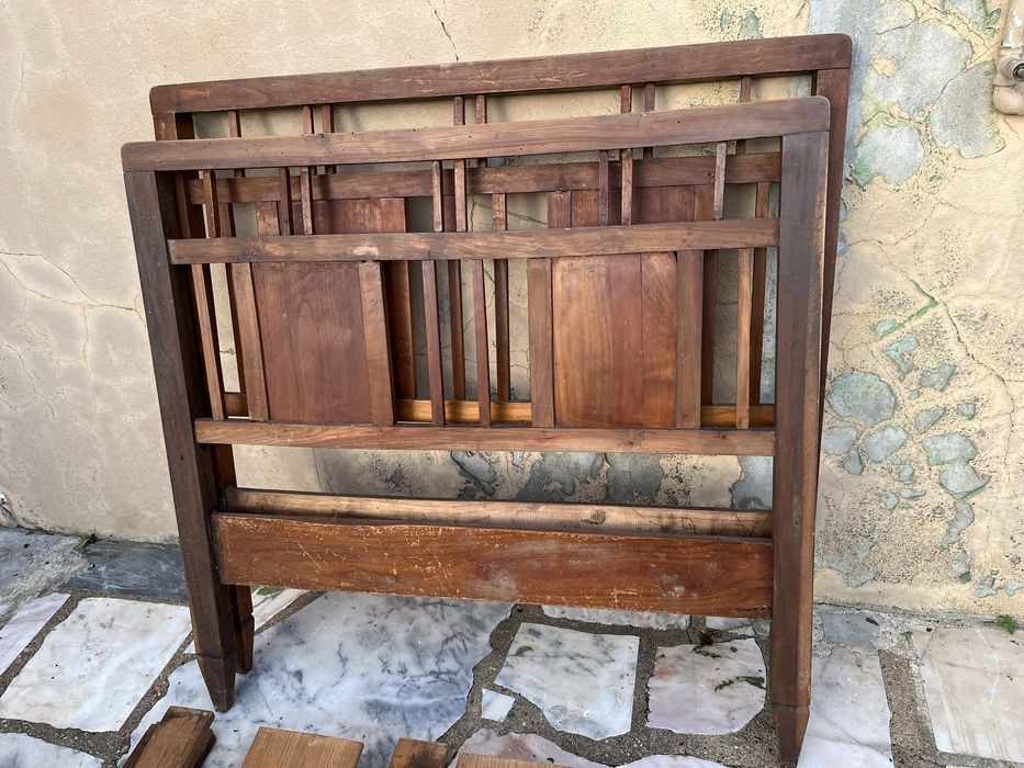 Cama solteiro em madeira maciça para restauro
