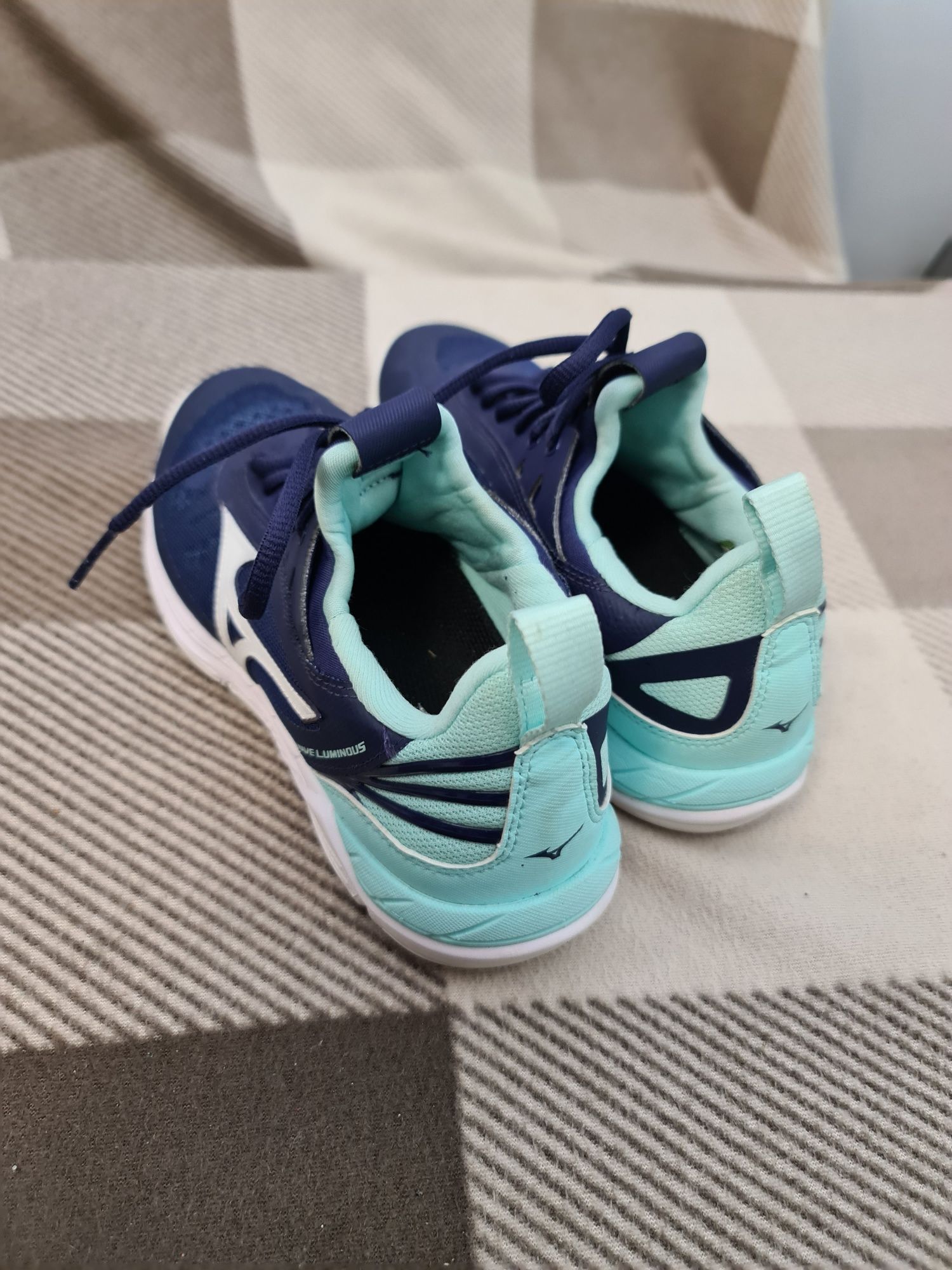 Buty sportowe damskie MIZUNO rozm. 37 WF siatkarskie badmington tenis