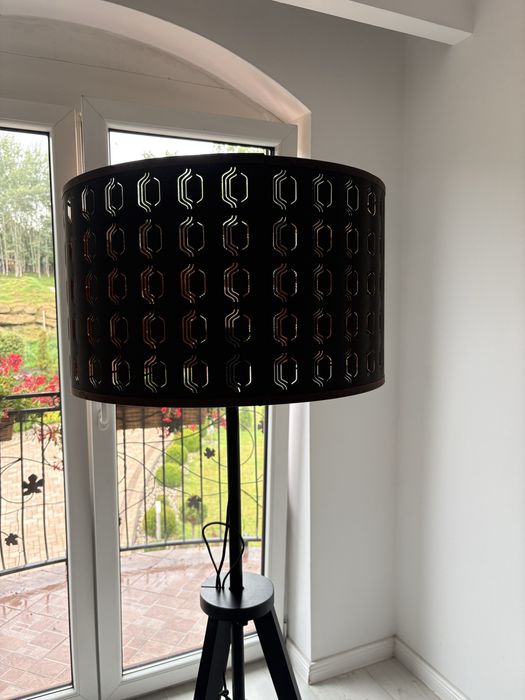 Lampa stojąca czarna