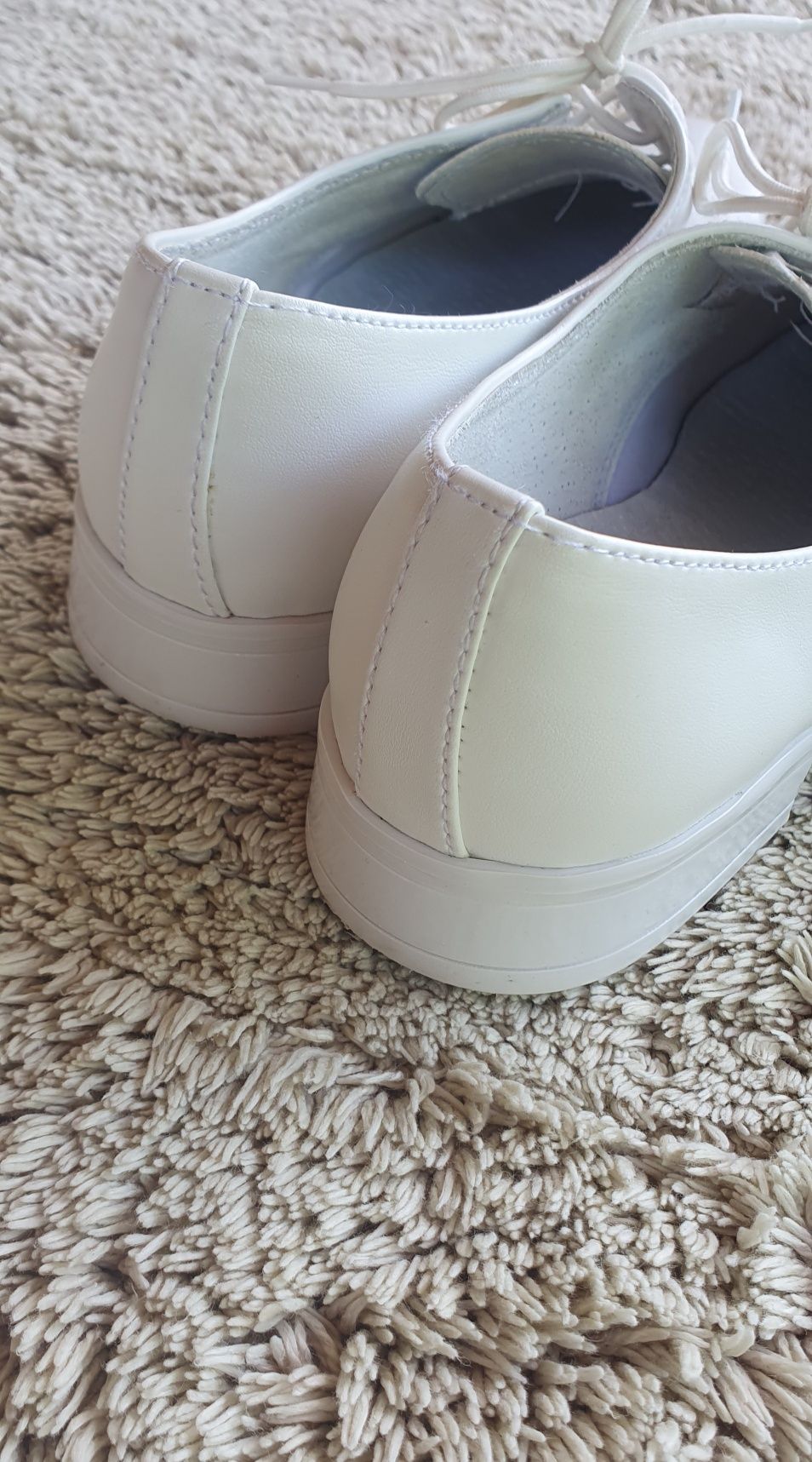 Komunia,  białe chłopięce buty 33