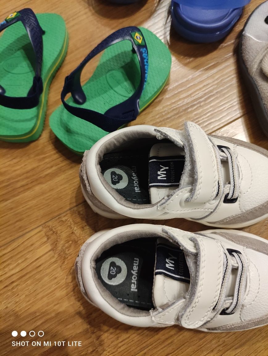 4 pares de calçado para bebé