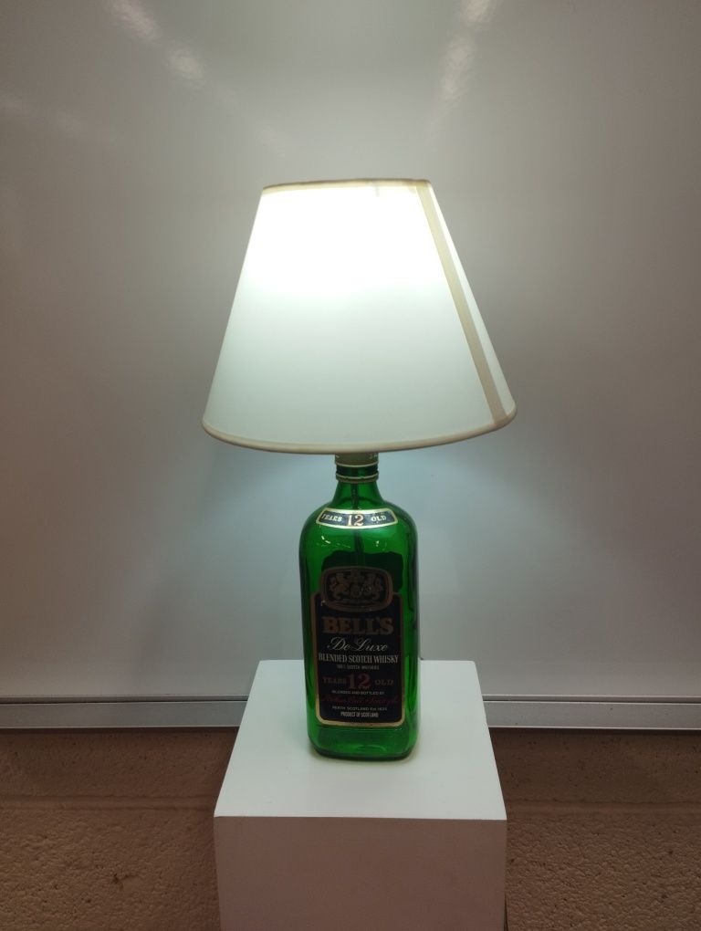 Candeeiro em garrafa de whisky