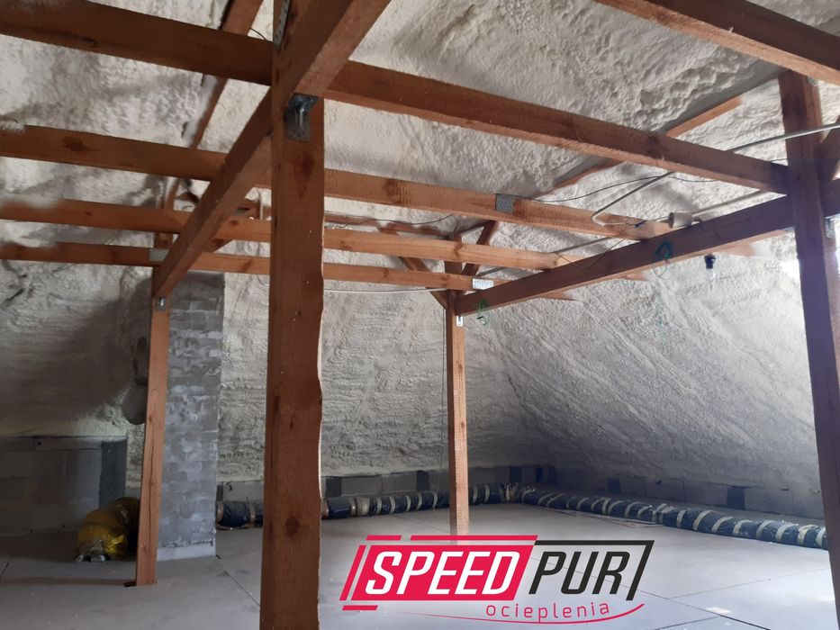 Ocieplanie pianką poddaszy izolacje pianką natryskowe Wiązar Strop,