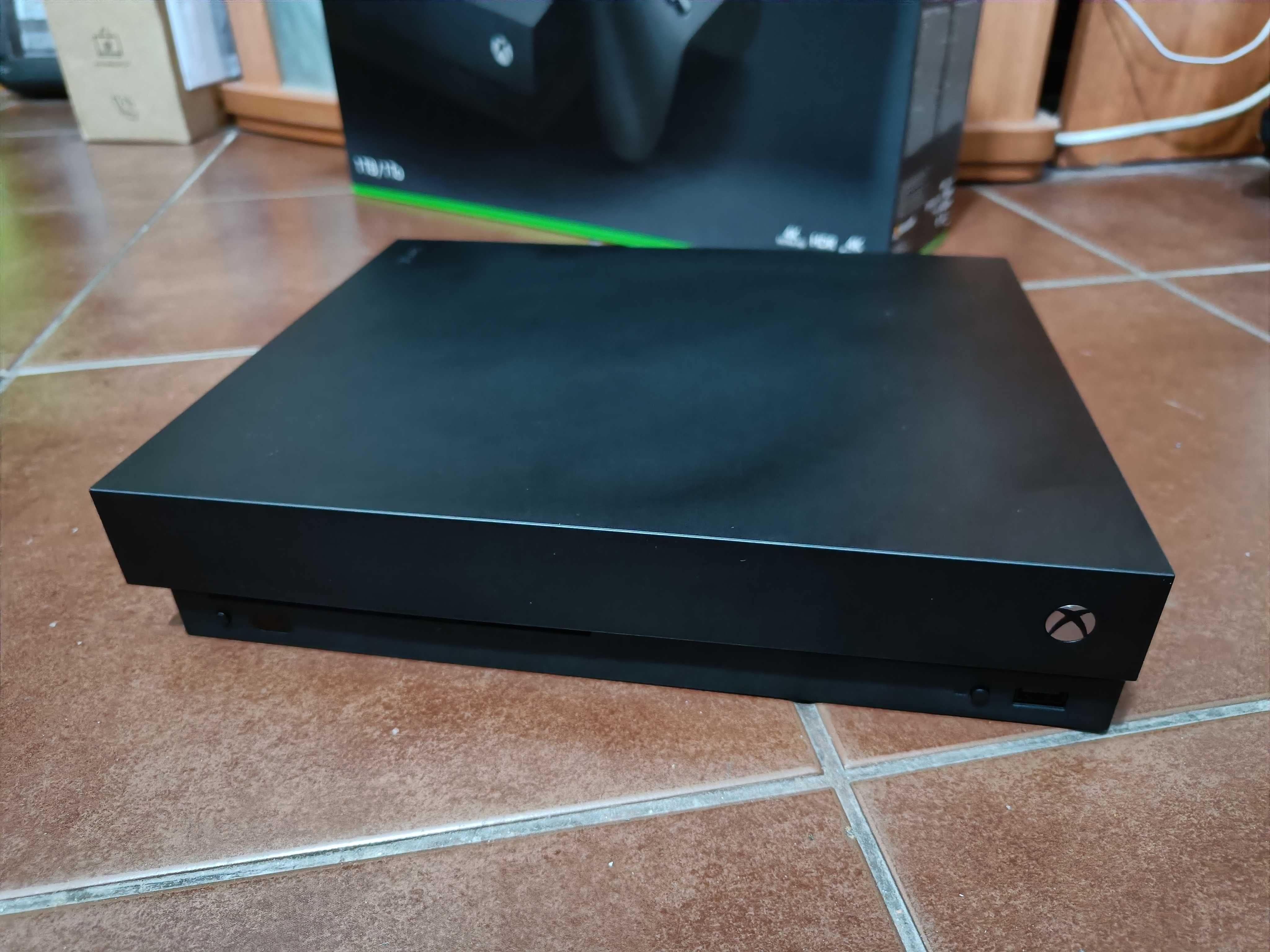 XBOX One X 1TB com caixa quase nova