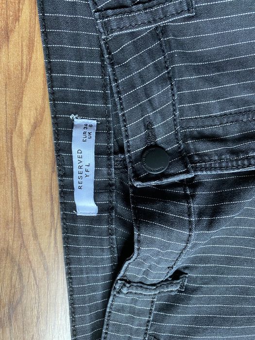 Reserved spodnie cygaretki chinosy z lamówkami XS S
