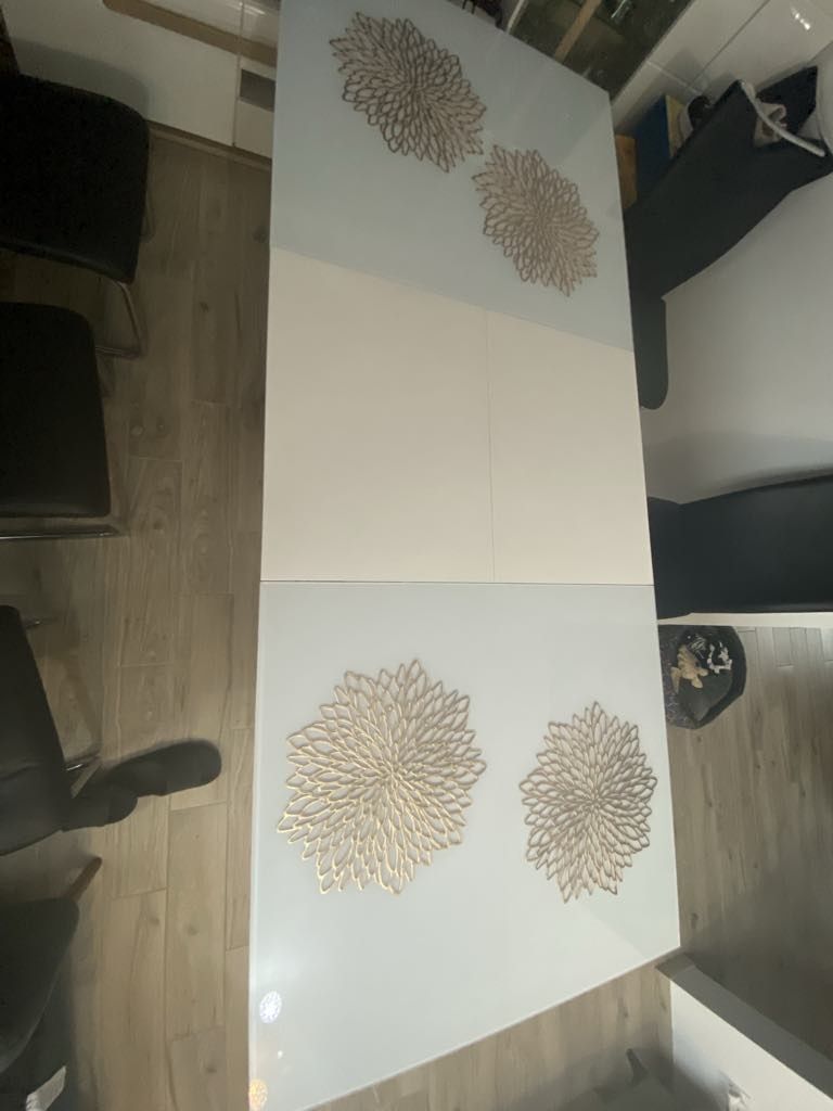 Sprzedam stół do Salonu.