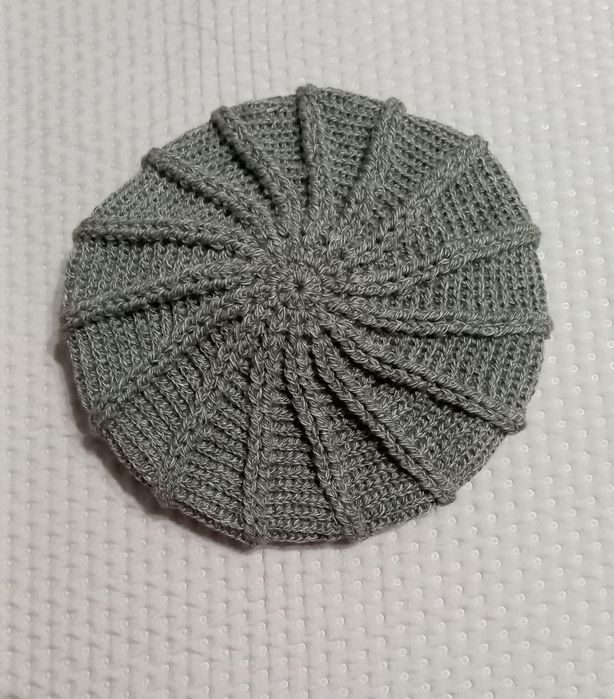 Beret damski z włóczki Handmade 1