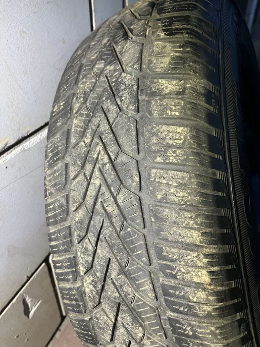 Opony z felgami 215/70R16 lub same felgi.