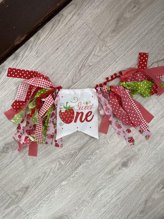 Wstążki dekoracja na krzeselko urodzinowa na roczek motyw truskawki