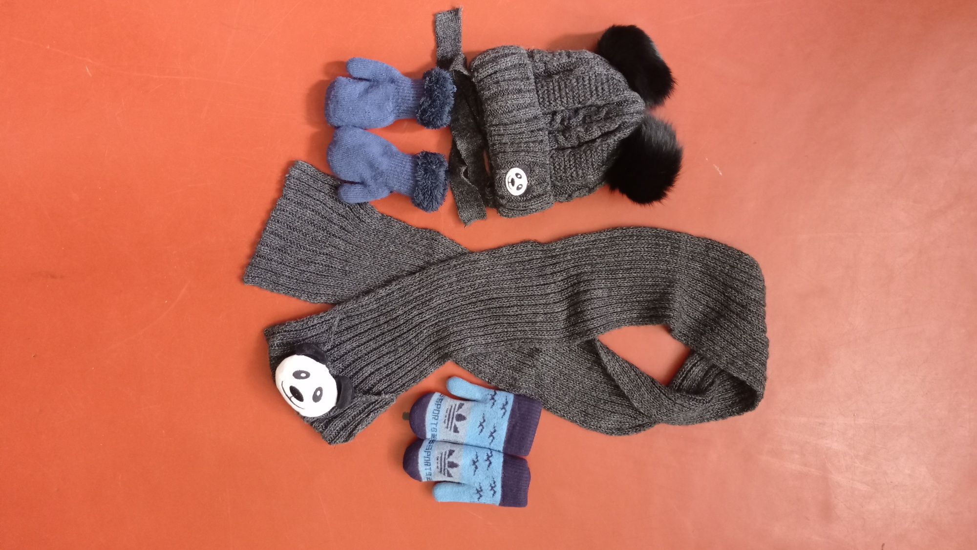 Продам зимній комбенізон ( шапку, шарф та рукавички)