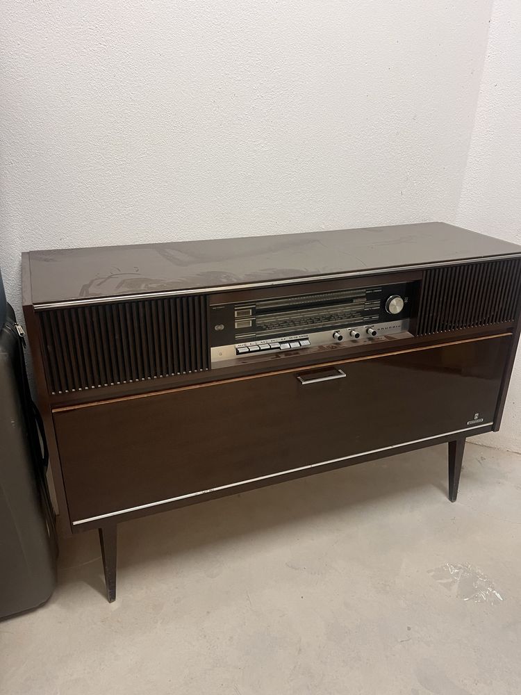 Móvel Rádio e Gira-Discos Vintage Grundig - a funcionar