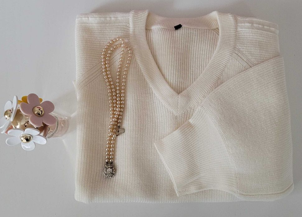Sweter damski luźny V-neck, śmietankowa biel, wełna 60%, rozmiar M