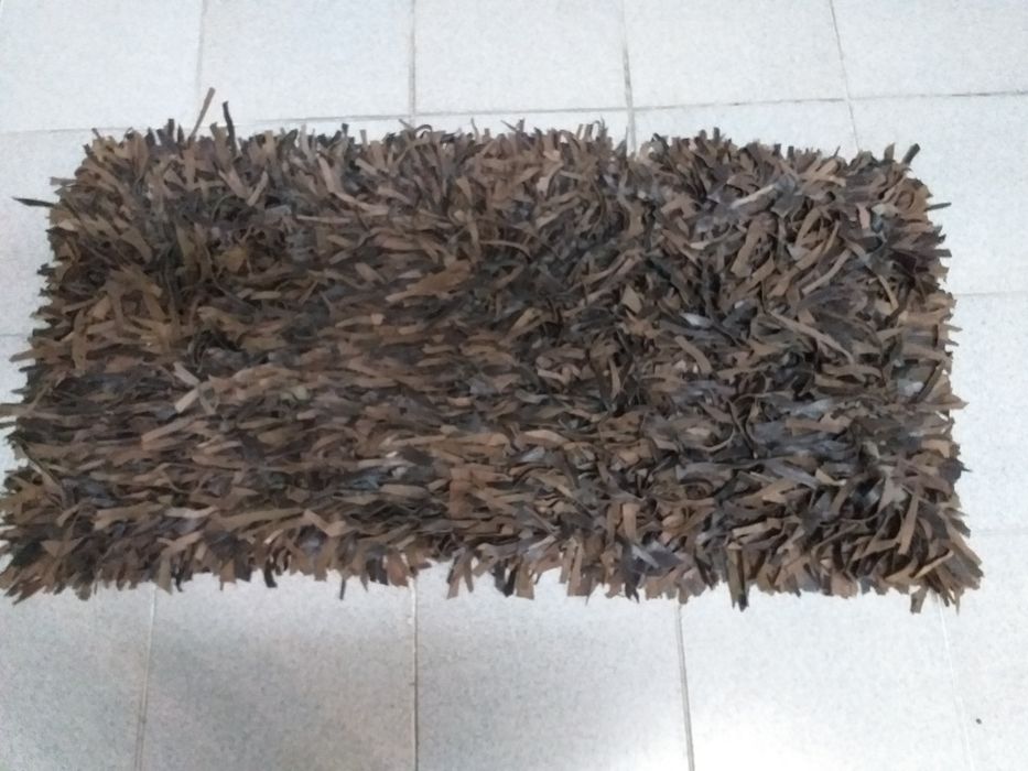 Tapete com tiras em pele