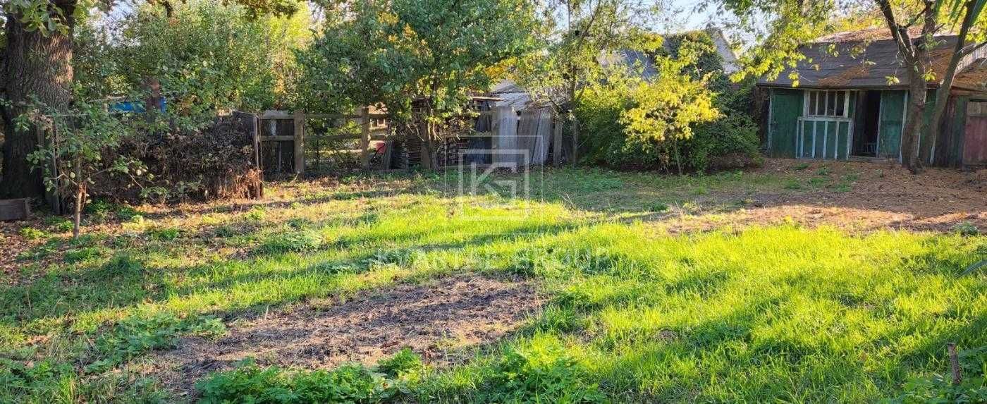 Одноповерховий будинок - дача біля лісу