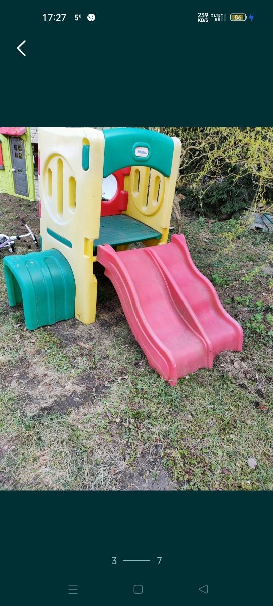 Plac zabaw dla dzieci little tikes zawierający zjeżdżalni