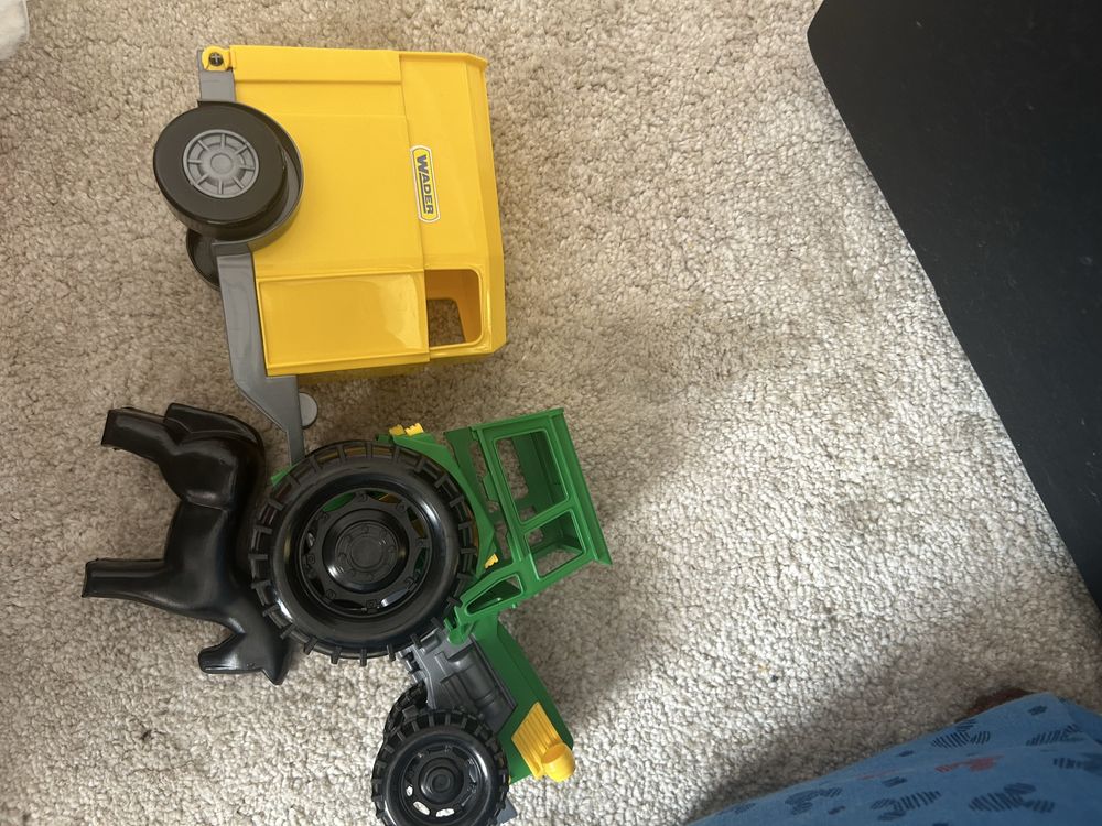 Wader traktor z przyczepką i koniem