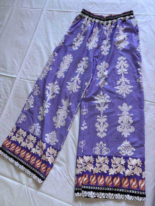 Calças Pantalonas padrao tons lilás e branco (novas)