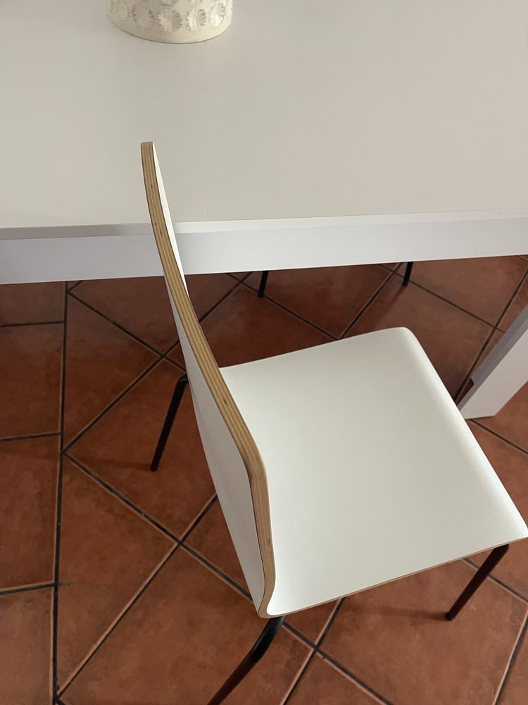Mesa e cadeiras