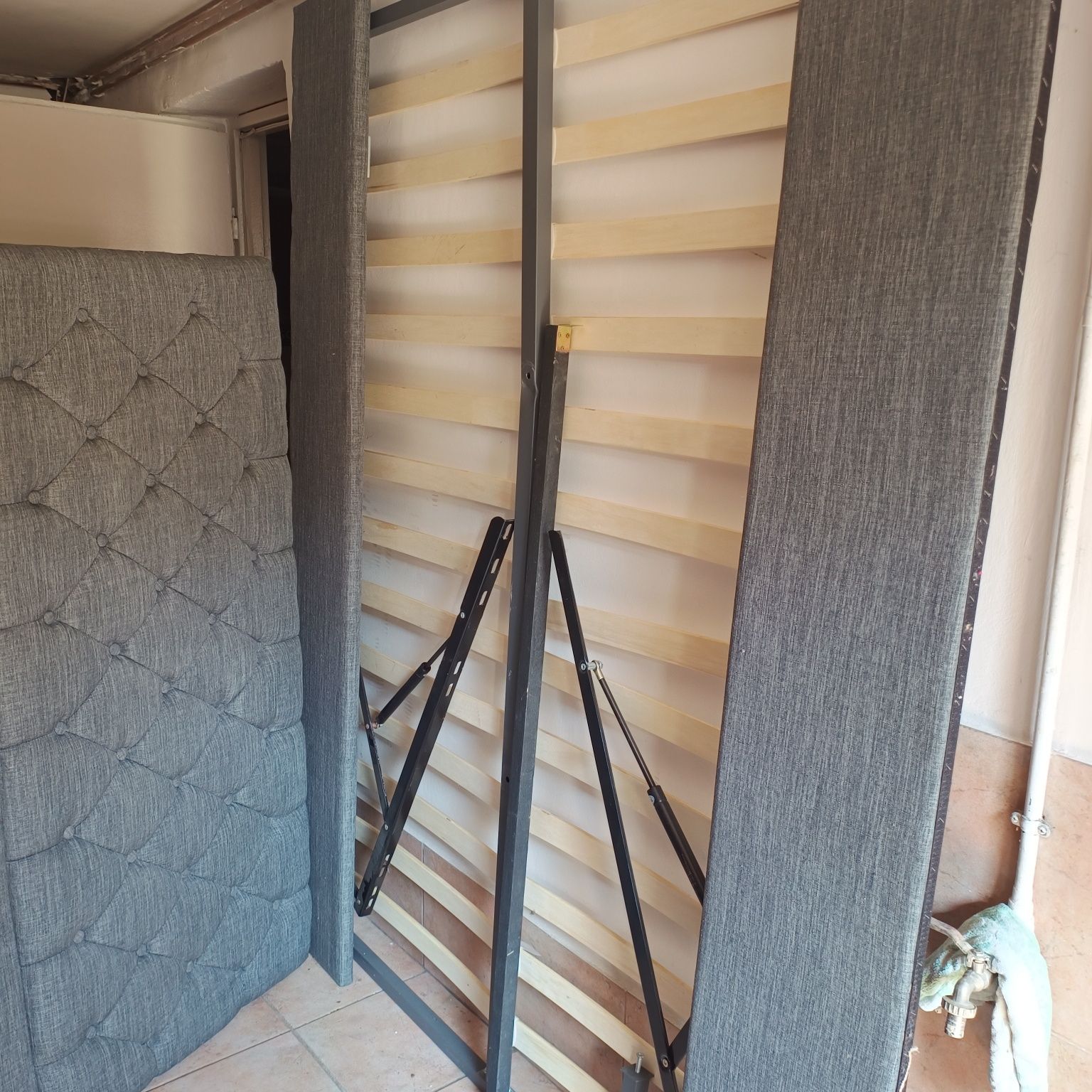 Łóżko 140x200 szare tapicerowane ze stelażem