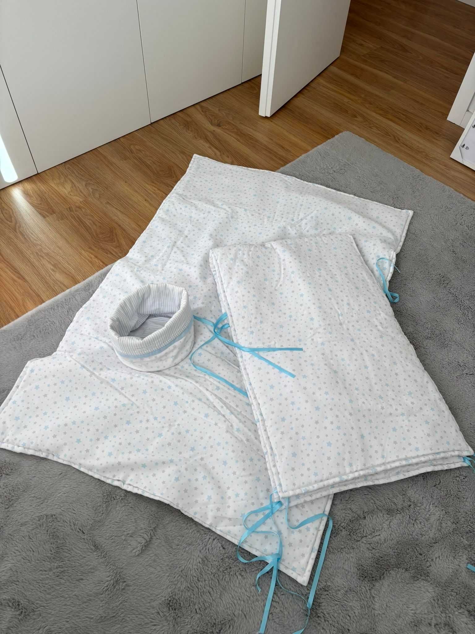 Contorno de berço + edredão fino + saco de arrumação